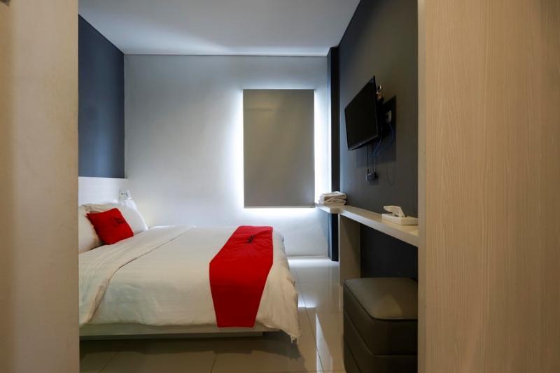 Reddoorz Near Ciputra Mall Simpang Lima Hotel